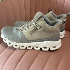 ON Running Women's Cloud Hi Running Shoes, size 8:5
